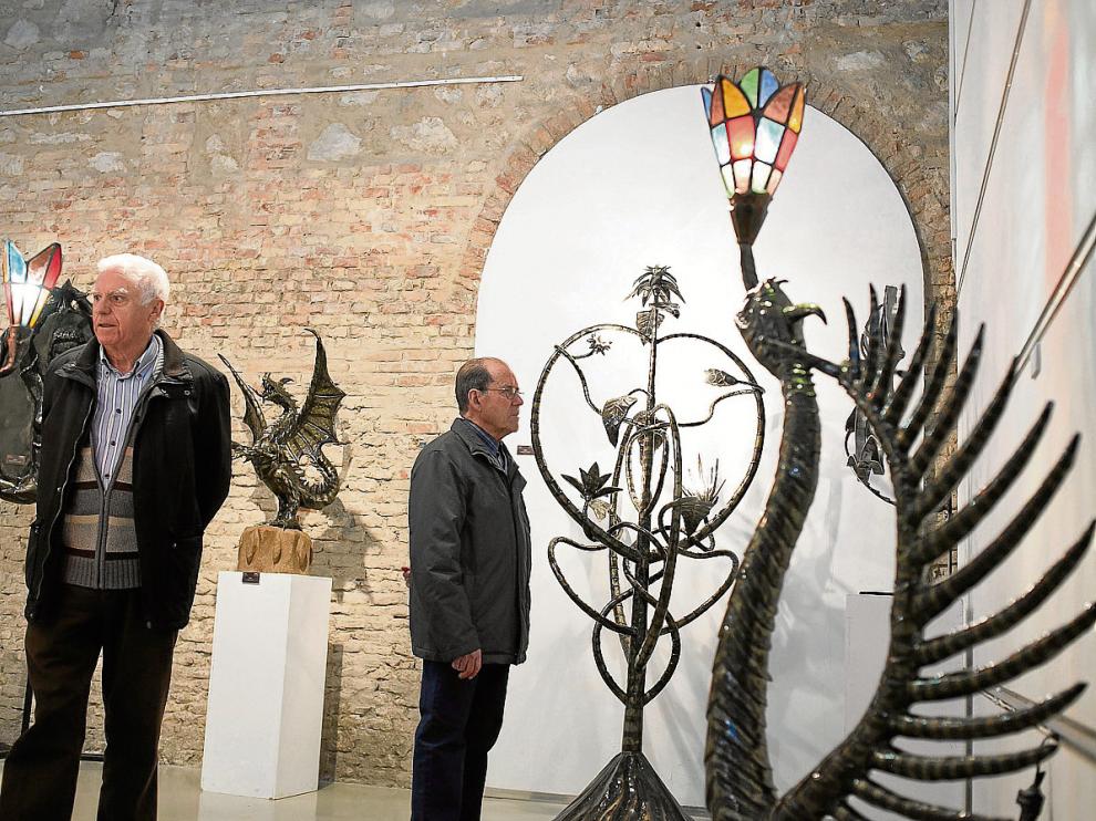 Muestra de esculturas de forja, ayer, en el Centro de Artesanía de Zaragoza. aránzazu navarro