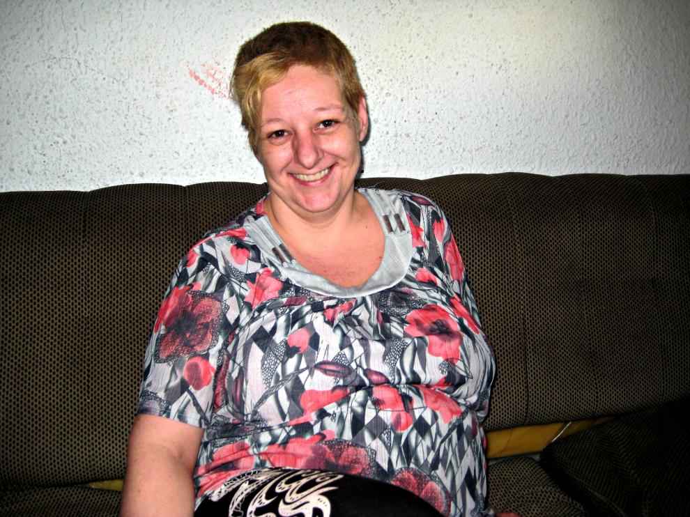 Luisa en el salón de su casa