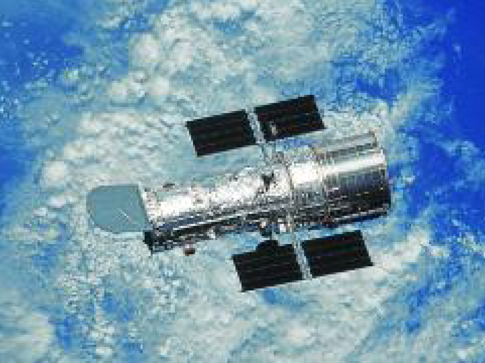 El telescopio espacial Hubble, en órbita en torno a la Tierra.