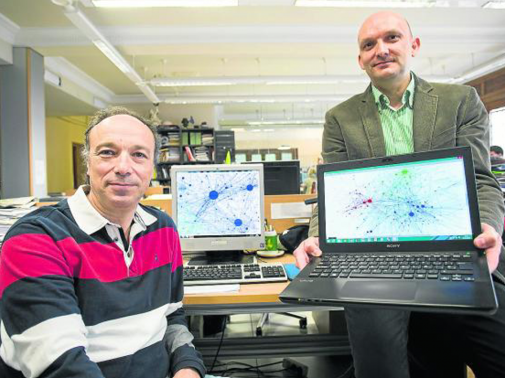 Alfonso Tarancón y David Íñiguez muestran algunos de los mapas de interrelaciones tuiteras.