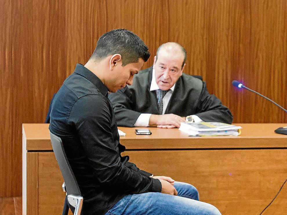 El condenado, Edgar Leonardo Montaño, durante el juicio, junto a su abogado, Javier Notivoli.