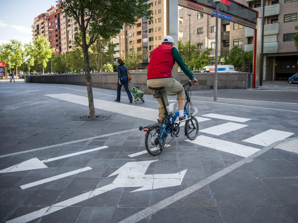 Un ciclista en el carril bici de Aragonia