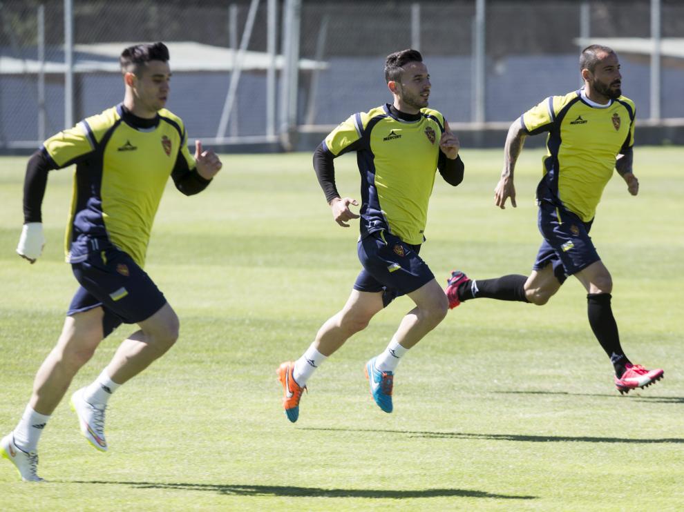 Mario, junto a Fernández y Jaime, en un entrenamiento
