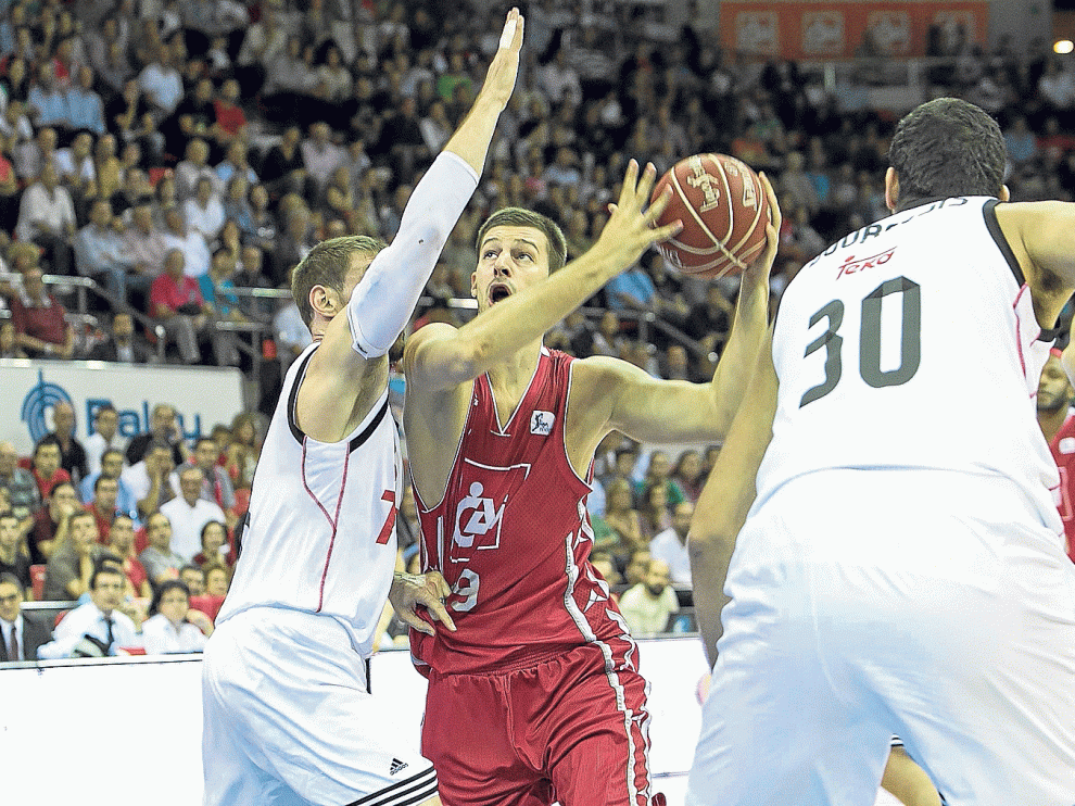 Stevan Jelovac, ala-pívot del CAI Zaragoza, penetra al aro rival ante la oposición de Nocioni.