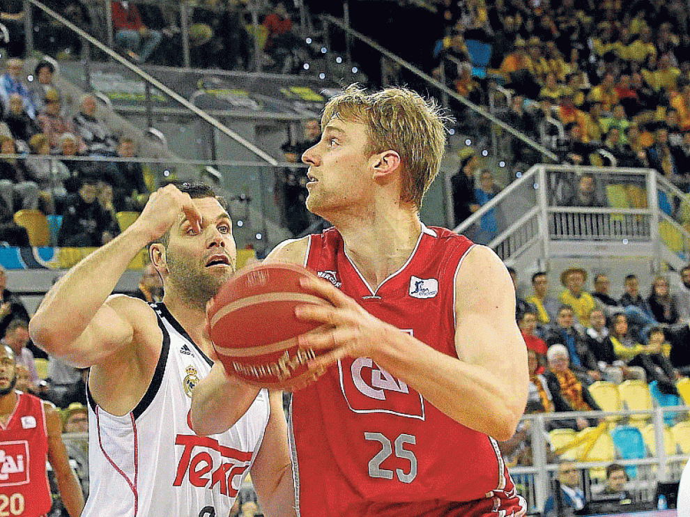 Norel intenta superar al madridista Felipe Reyes.
