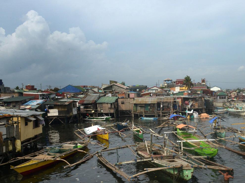 Miles de pasajeros terminan abandonados en Filipinas