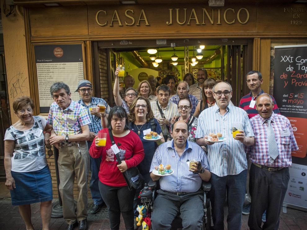 Integrantes de la Federación Luis de Azúa participaron en el concurso de tapas en Casa Juanico