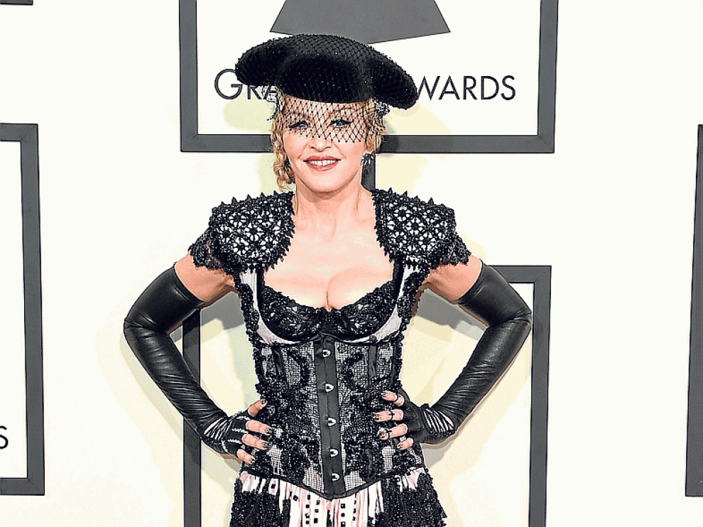 Madonna, con un vestido de inspiración taurina, en los Grammy.