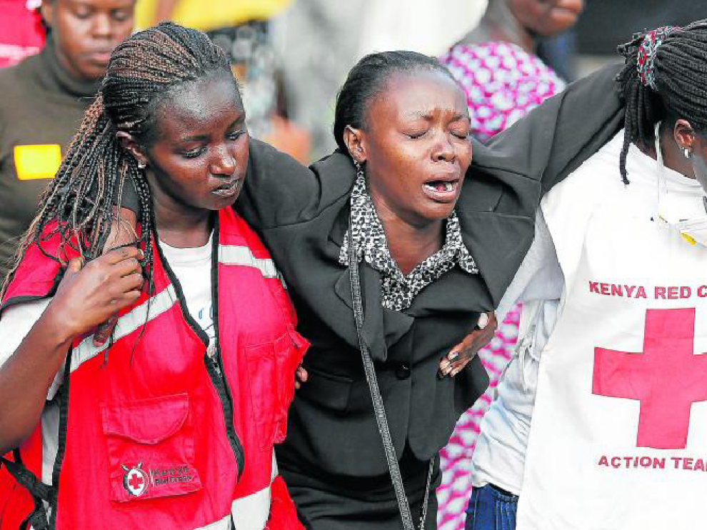 Personal de la Cruz Roja atienden a una familiar de uno de los asesinados en la Universidad de Garissa, ayer en Nairobi.