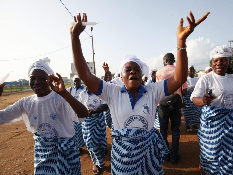 Varias personas celebran la noticia en Liberia, declarado libre de ébola.