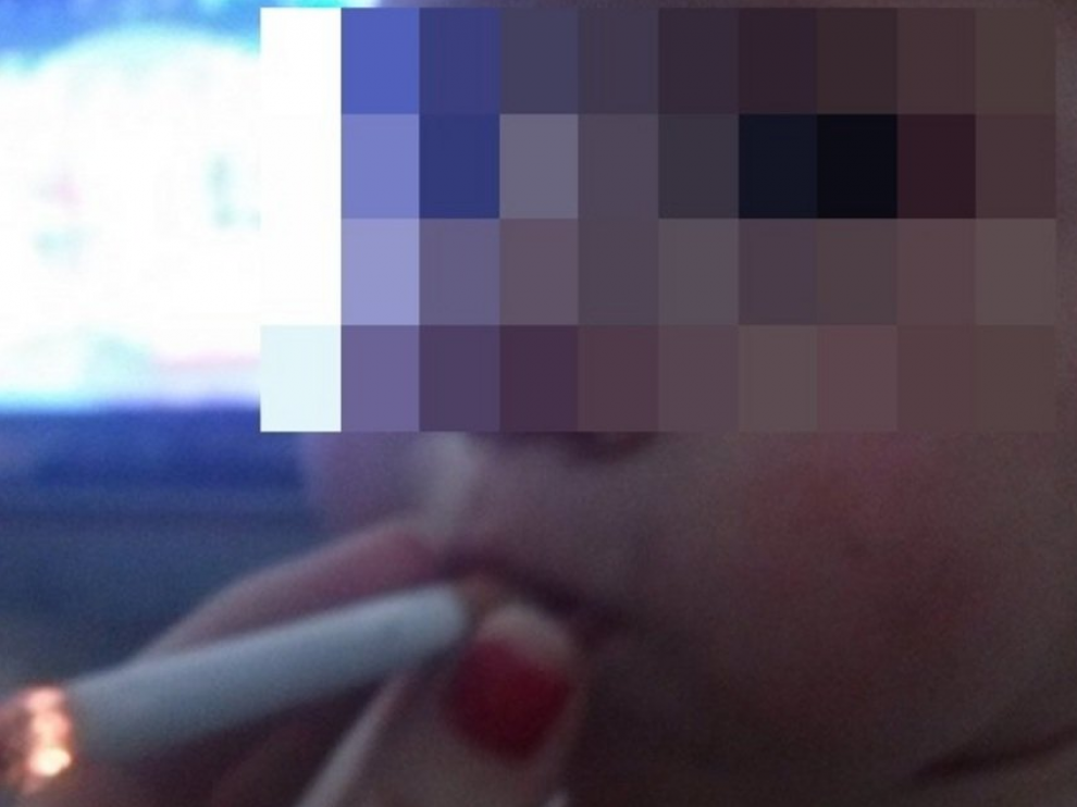 Una madre da de fumar a su bebé de un año