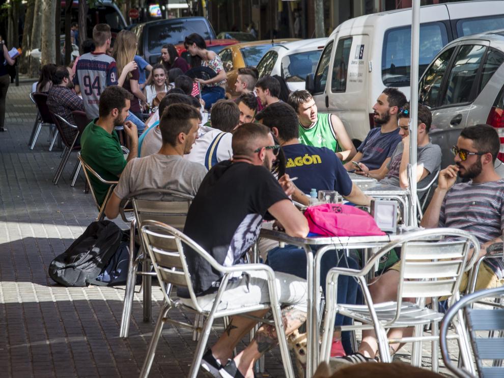 Las terrazas se llenan de gente con la ola de calor.
