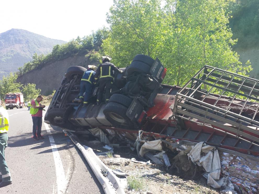 Camión cargado con fardos de papel volcado en la N-230