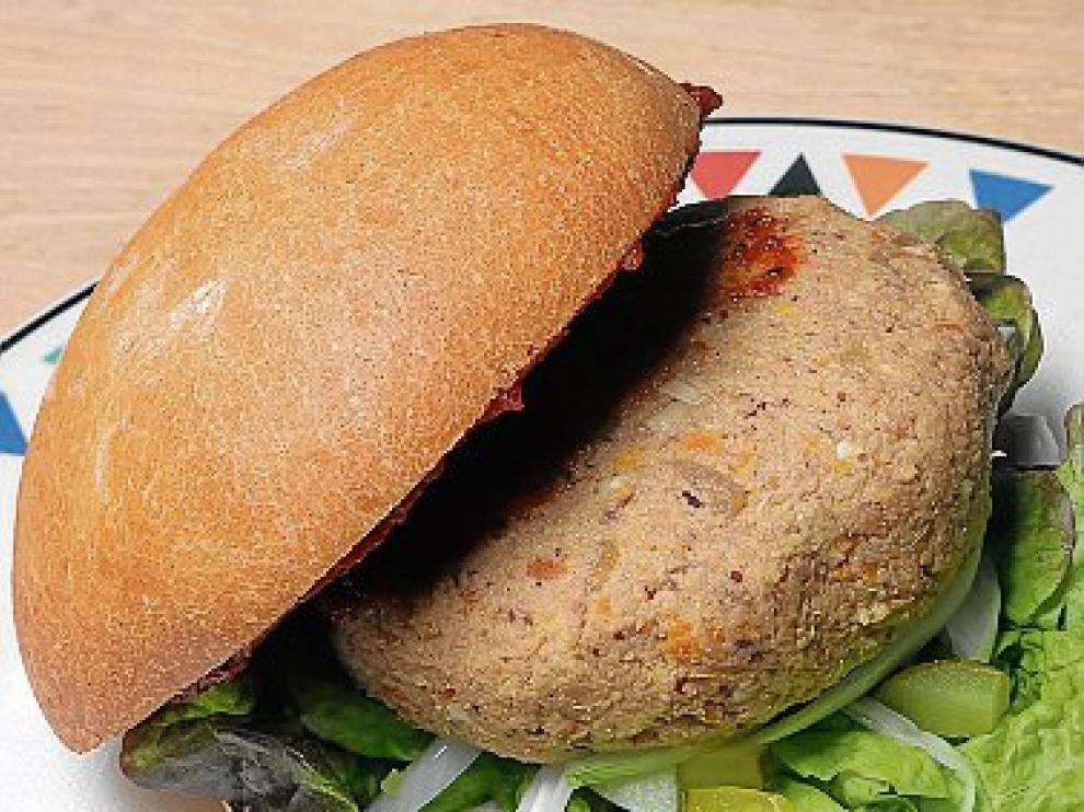 Esta hamburguesa vegetal servida en La Birosta está hecha a base de productos ecológicos.