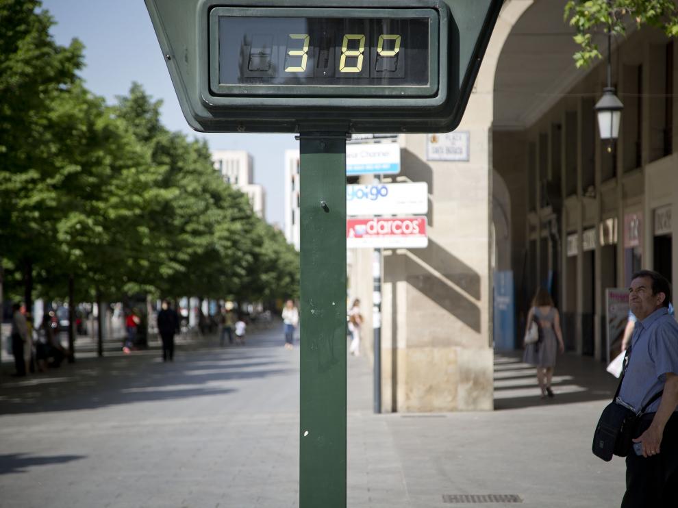 Los termómetros marcan 38º en el centro de Zaragoza el 12 de mayo de 2015