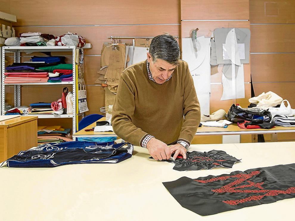 El sastre Daniel Roqueta, con una de las pruebas que realizó para el vestuario de Madonna.