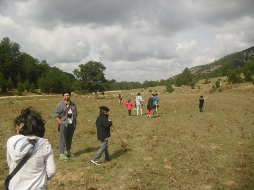 Varios participantes en el Día Internacional de los Museos pastoreando el rebaño en Guadalaviar.