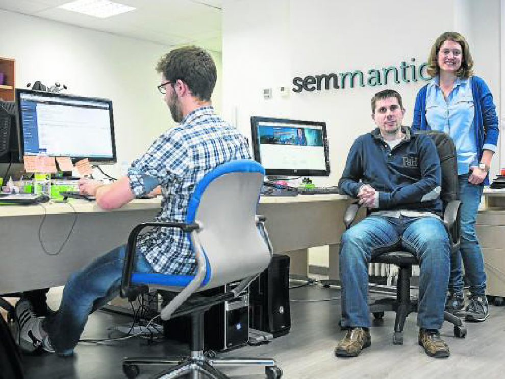 Natalia Samperiz y Jesús Barón (a la derecha), en la sede de Semmantica, en Zaragoza.