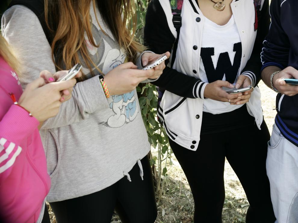 Jóvenes usando las redes sociales para comunicarse