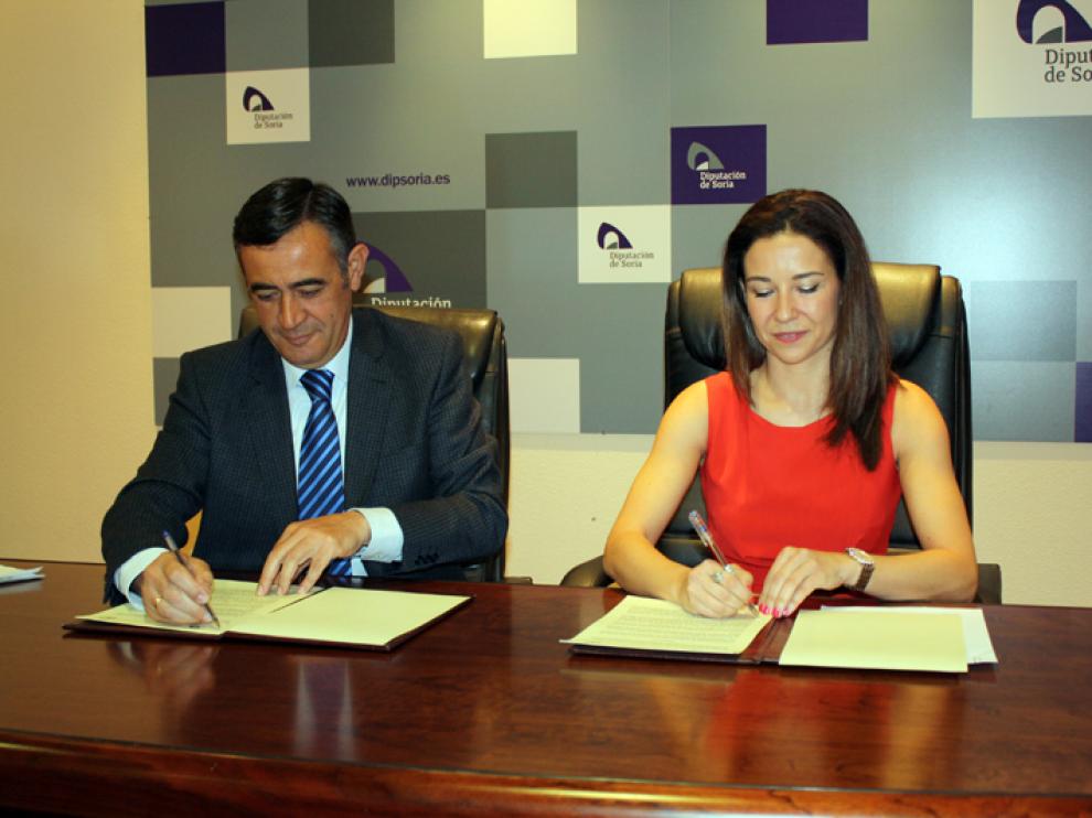 El presidente de la Diputación de Soria, Antonio Pardo, y la presidenta del Colegio Oficial de Farmacéuticos de Soria, Raquel Martínez García, han firmado el convenio de colaboración
