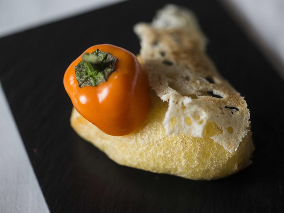Tapa libre del Bar Cadillac: jalapeño naranja en tempura relleno de boloñesa de chipirón.