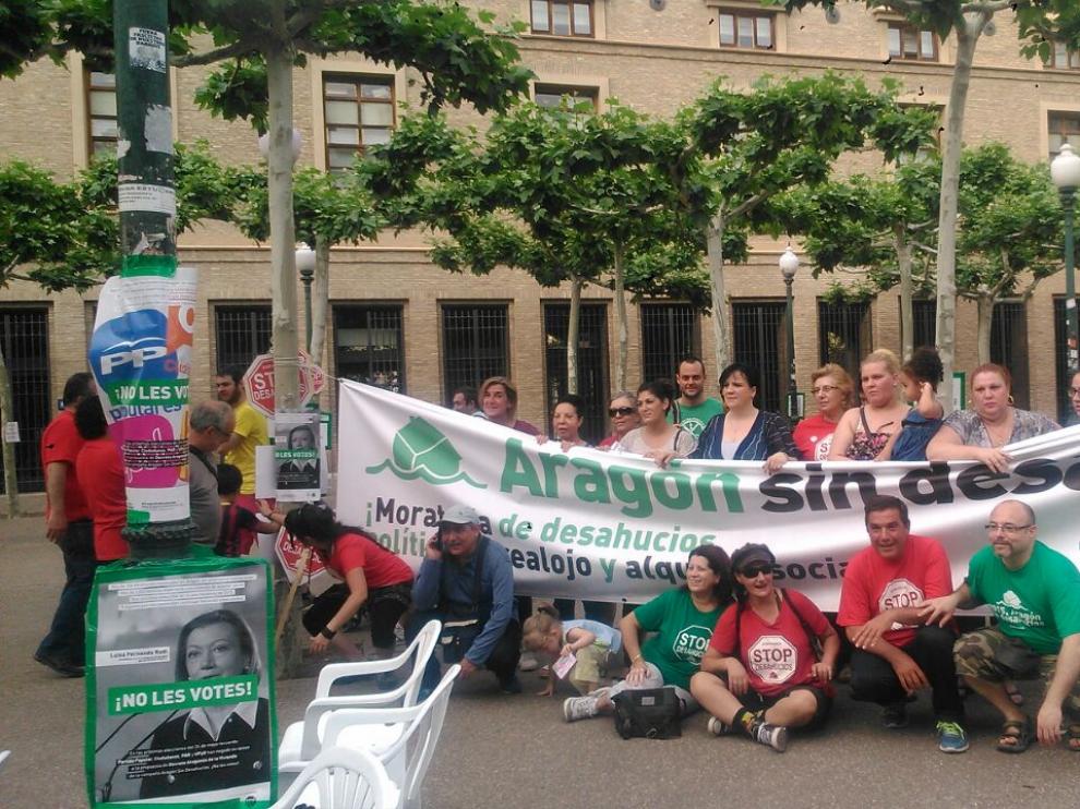 Imagen de archivo de una movilización de la campaña Stop Desahucios ante el edificio de la DGA.