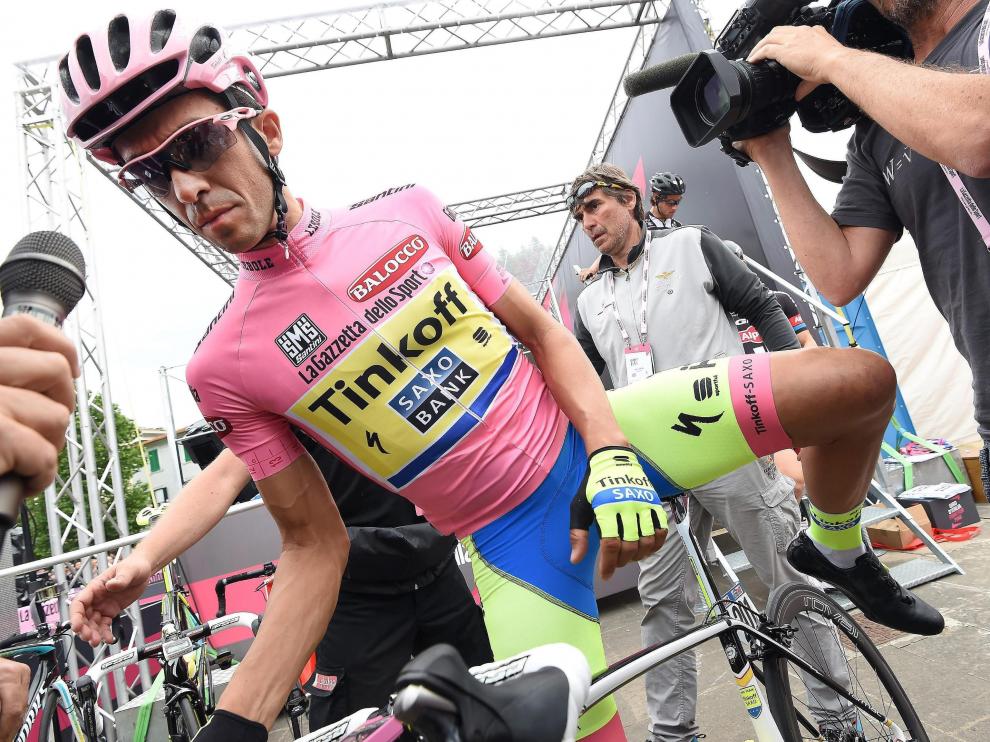 Contador al subirse este viernes a la bici tras la caída del jueves