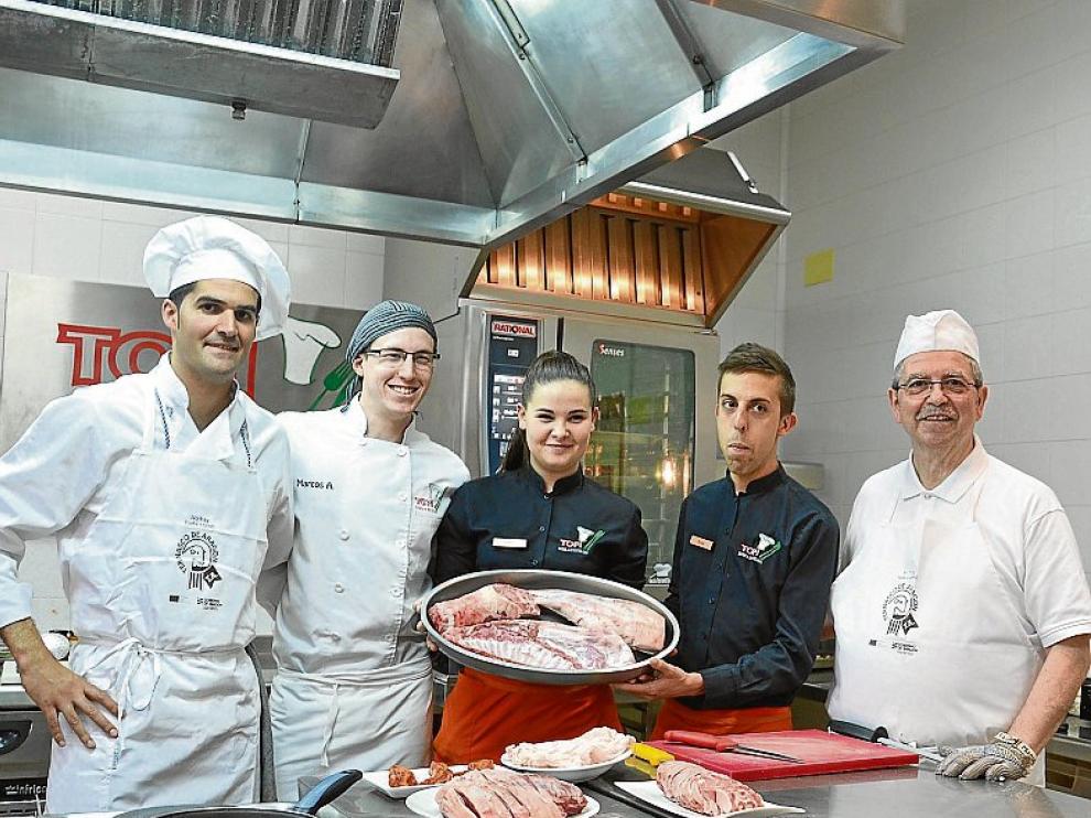 Los formadores y ayudantes que participaron en el taller del ternasco.