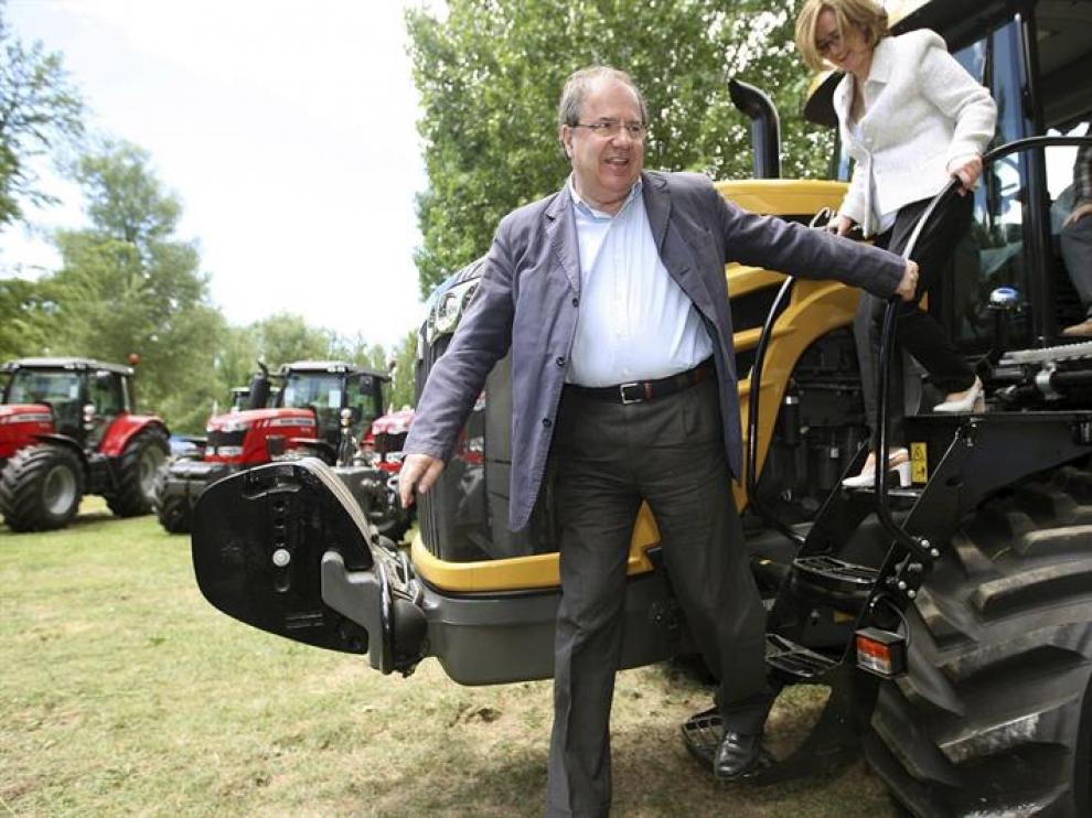 El presidente de la Junta de Castilla y León y candidato del PP a la reelección, Juan Vicente Herrera, la feria de maquinaria agrícola de Almazán,