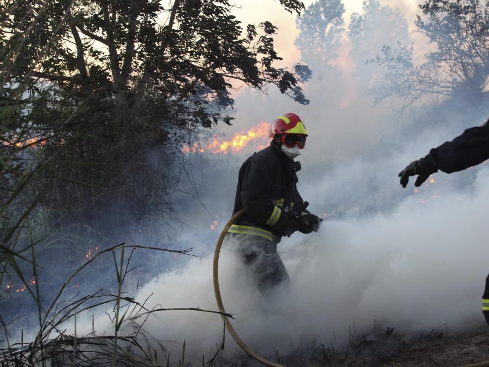 Labores de extinción del incendio este viernes por la tarde