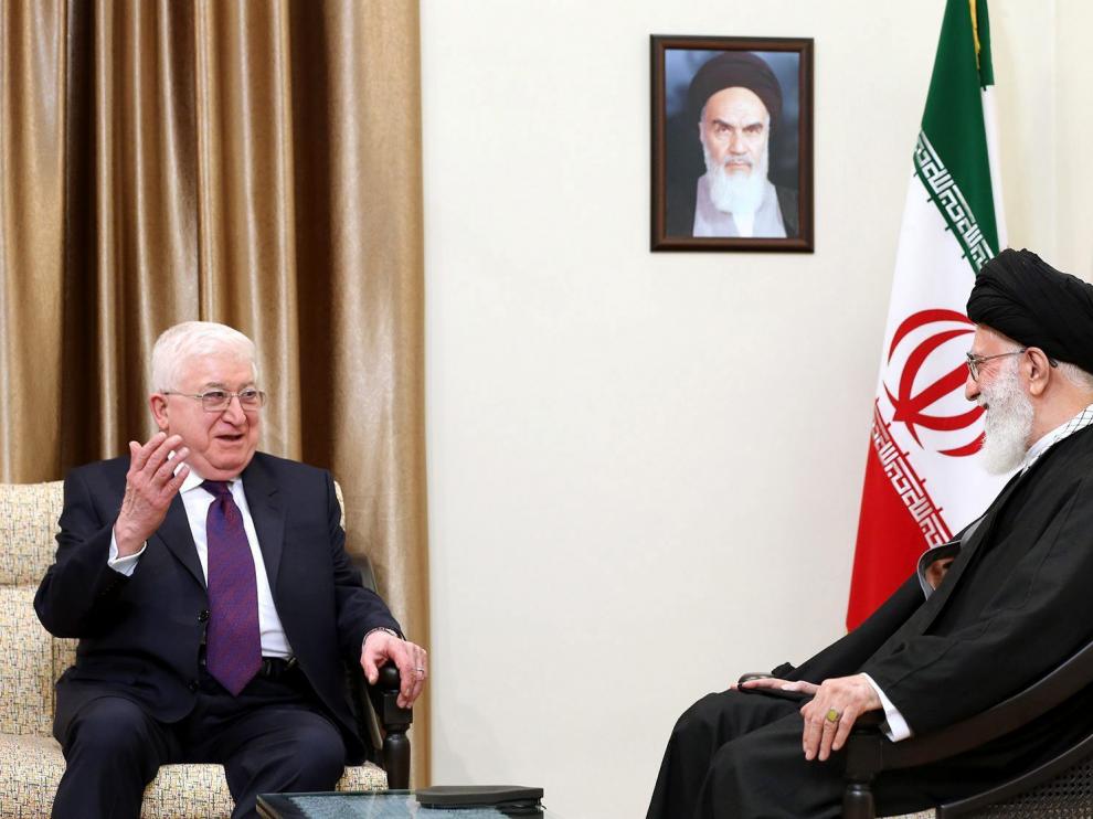 El ayatolá Ali Jameneí (d) durante su reunión con el presidente itaquí, Fuad Masum