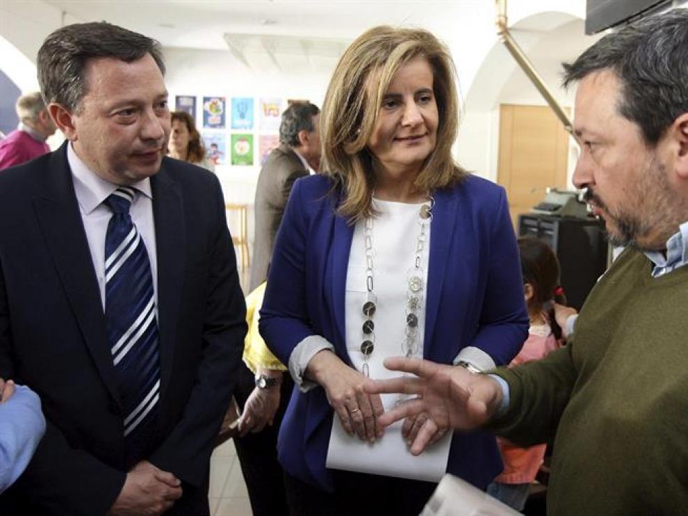 a ministra de Empleo, Fatima Bañez (c), acompañada del candidato del PP a la Alcaldía, Adolfo Sainz (i), durante el encuentro con el responsable del espacio de emprendimiento El Hueco, Joaquín Alcalde (d),
