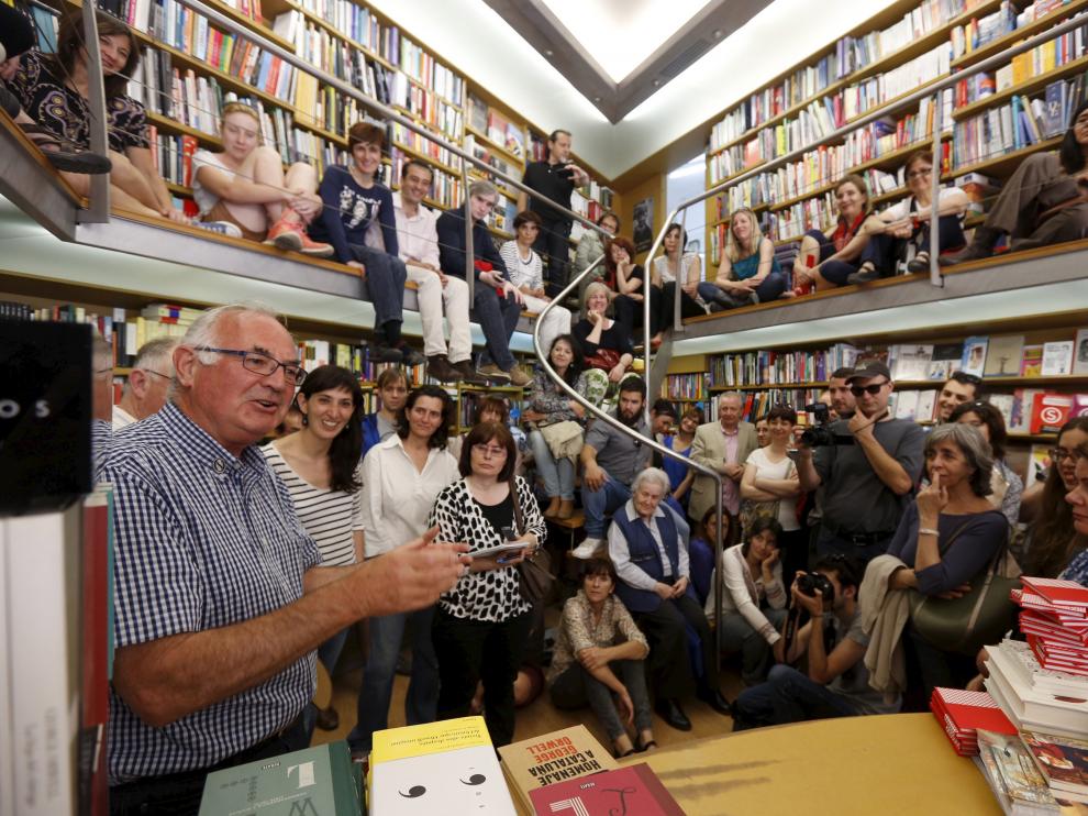 Richard Blair, a la izquierda, en la Librería Anónima de Huesca, donde ayer habló de la obra de su padre y de la Orwell Society