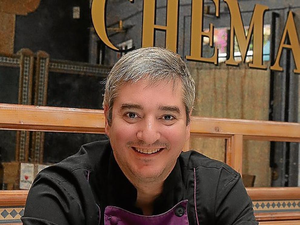 Carlos Ceperuelo, chef de La Bodega de Chema, con el plato de marmitaco de congrio que ha preparado para ilustrar el artículo sobre el pimentón.