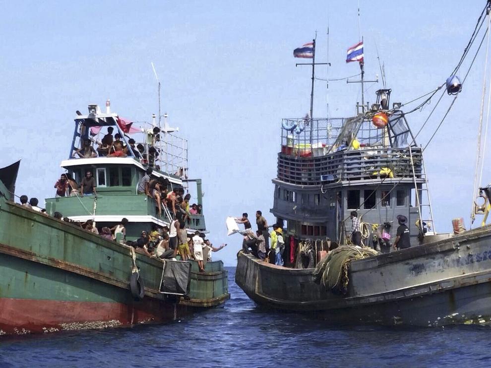 Shahidan aseguró que se ha dado agua, comida y combustible a estos barcos