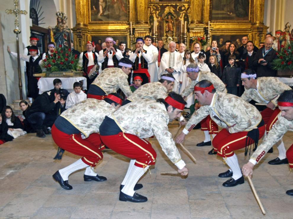 Vecinos del municipio realizan la danza del paloteo, baile tradicional en sus fiestas.