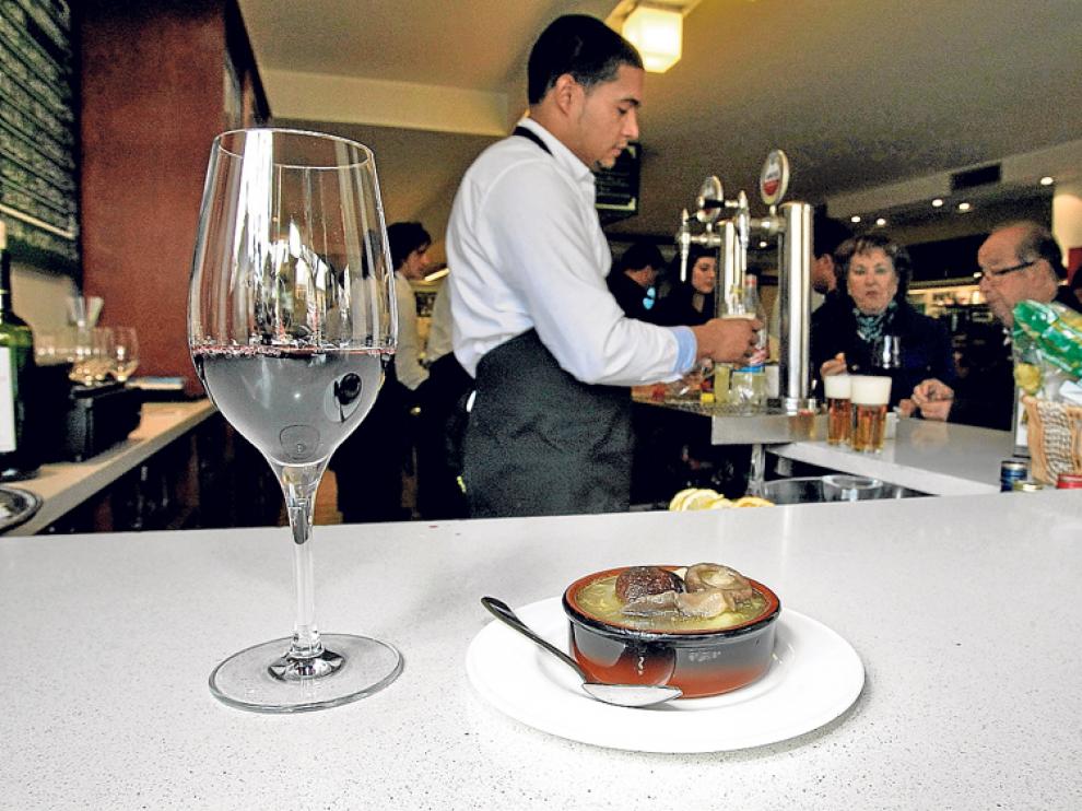 El sector servicios es uno de los que más contratos acumula, pero en precario.