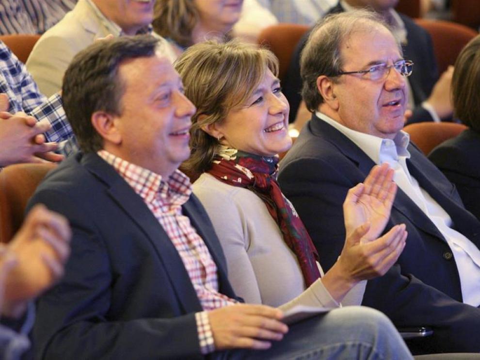 El candidato a la Alcaldía de Soria, Adolfo Sainz (i), la ministra de Agricultura, Isabel García Tejerina (c), y el presidente de la Junta de Castilla y León, Juan Vicente Herrera (d), durante el mitin de Soria.