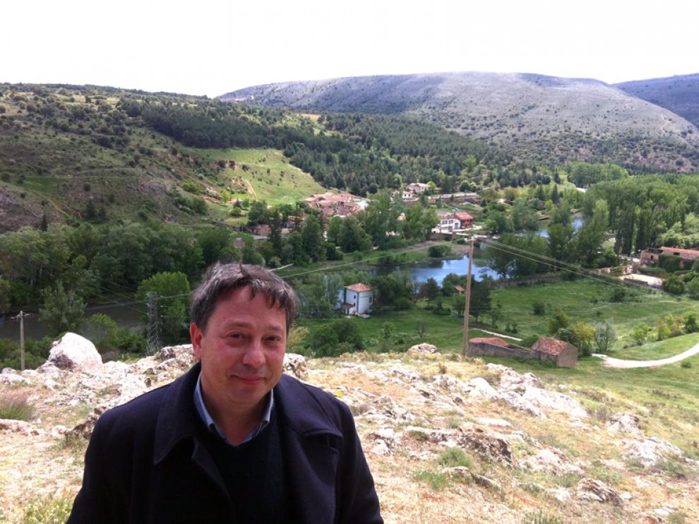 El candidato del PP a la Alcaldía de Soria, Adolfo Sainz, con el río Duero de fondo