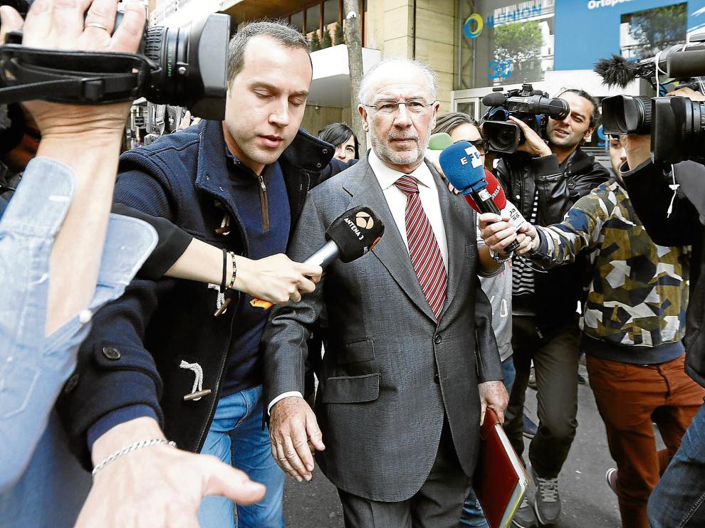 Rodrigo Rato sale de su domicilio después de haber estado presente en el nuevo registro de ayer.