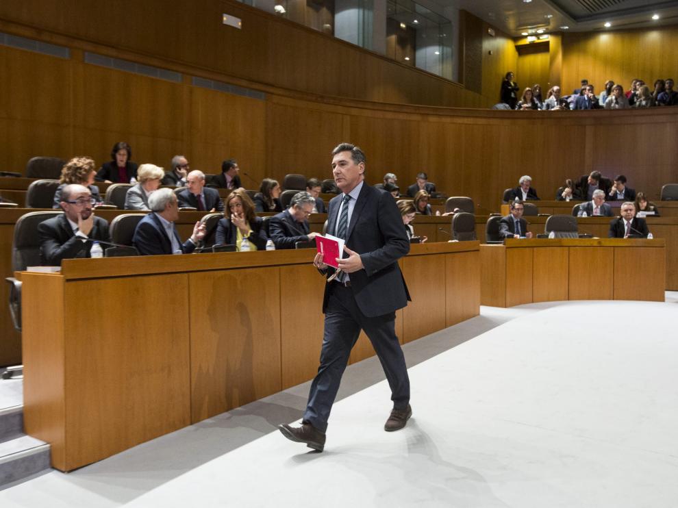 Ricardo Oliván, consejero de Sanidad y Servicios Sociales, en las Cortes