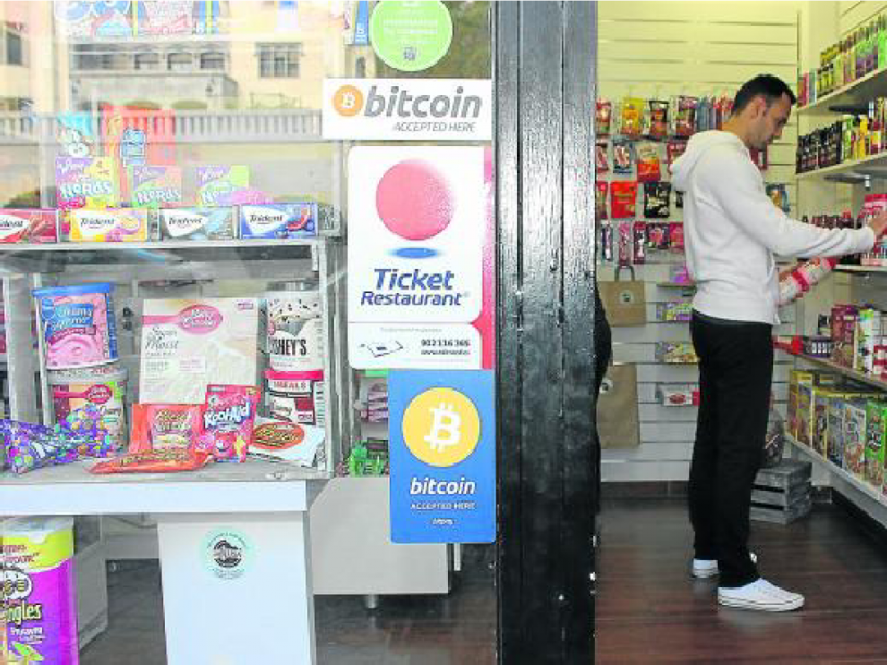 Unos 50 establecimientos de la madrileña calle de Serrano aceptan el pago en bitcoins.