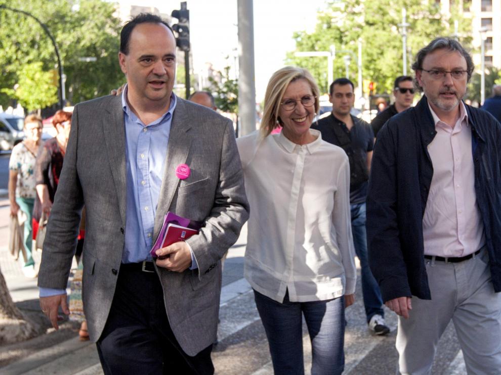 La líder de UPyD, Rosa Díez, junto a los candidatos a la presidencia, José Luis Lajara, y a la alcaldía de Zaragoza, Jesús López, de paseo ciudadano por las calles de Zaragoza.