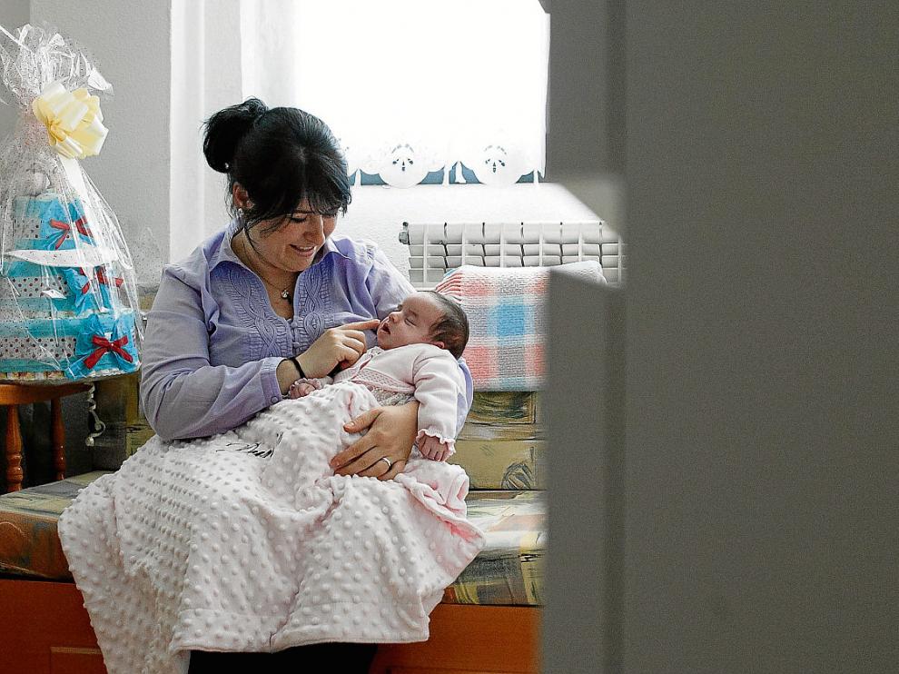 "Ser madre a los 41 me ha rejuvenecido". Hace veinte días que Julia Ripoll tuvo a su hija Dunia. Ha retrasado la maternidad hasta que no ha encontrado a su pareja ideal, pero ahora no duda en querer aumentar su familia cuanto antes.