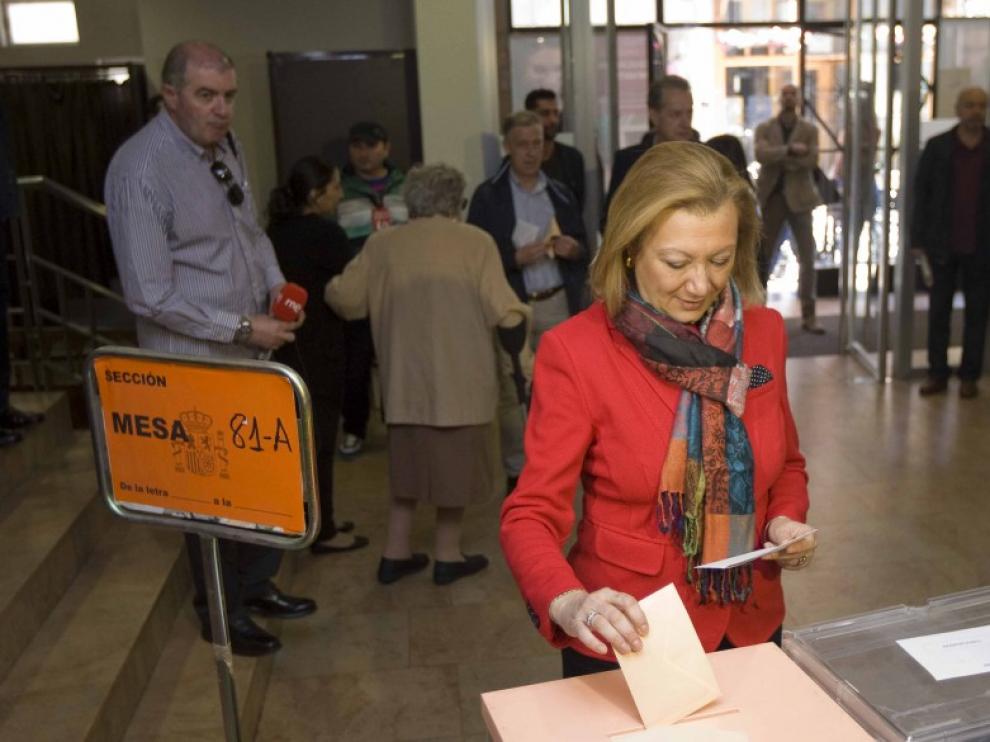 Los candidata del Partido Popular, Luisa Fernanda Rudi, votando este domingo.