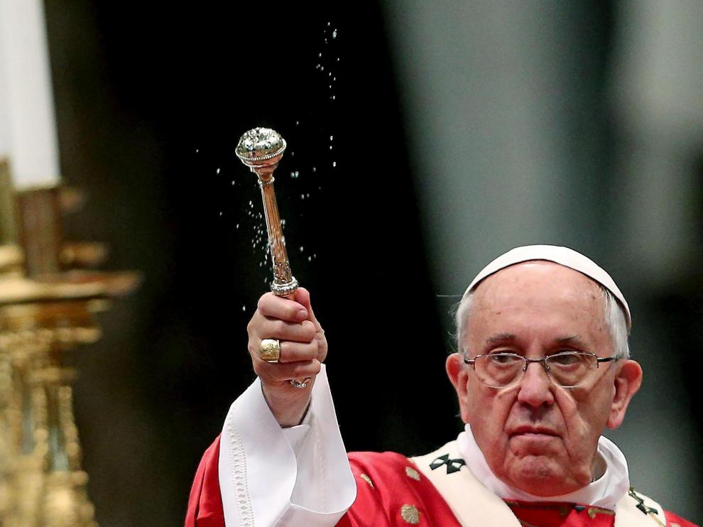 El papa Francisco en la Basílica de San Pedro en el Vaticano.