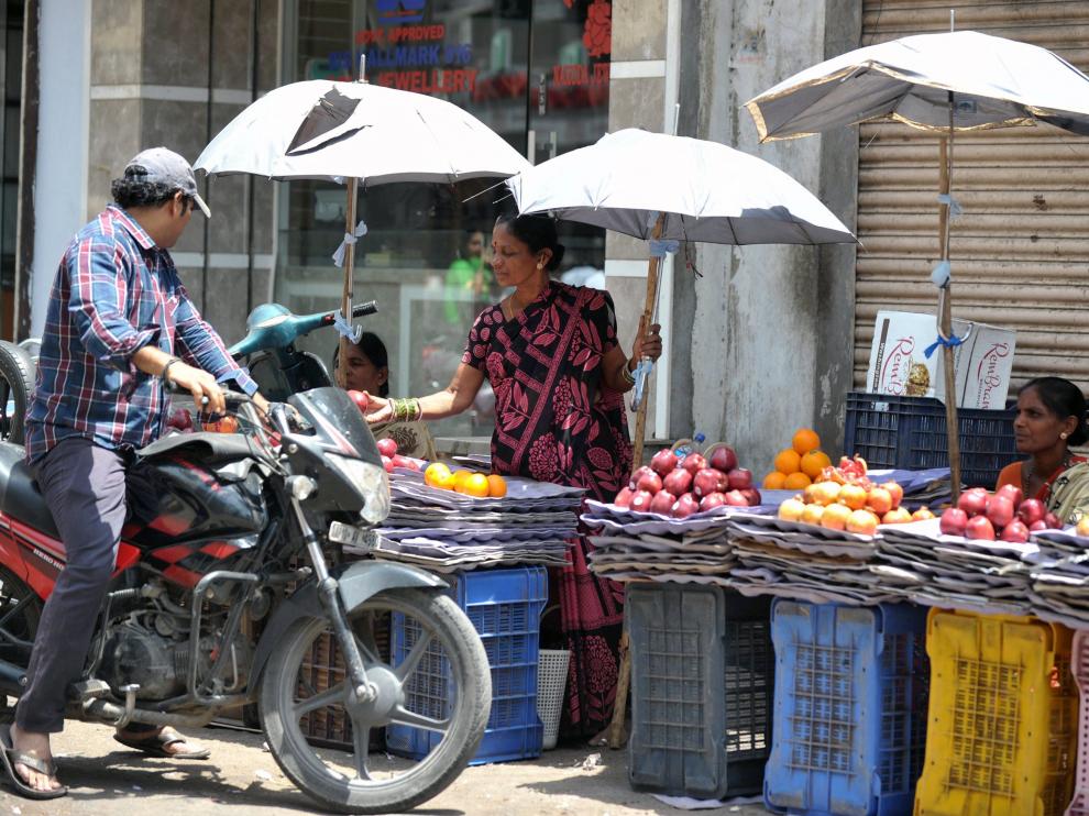 Vendendores ambulantes se protegen del calor.