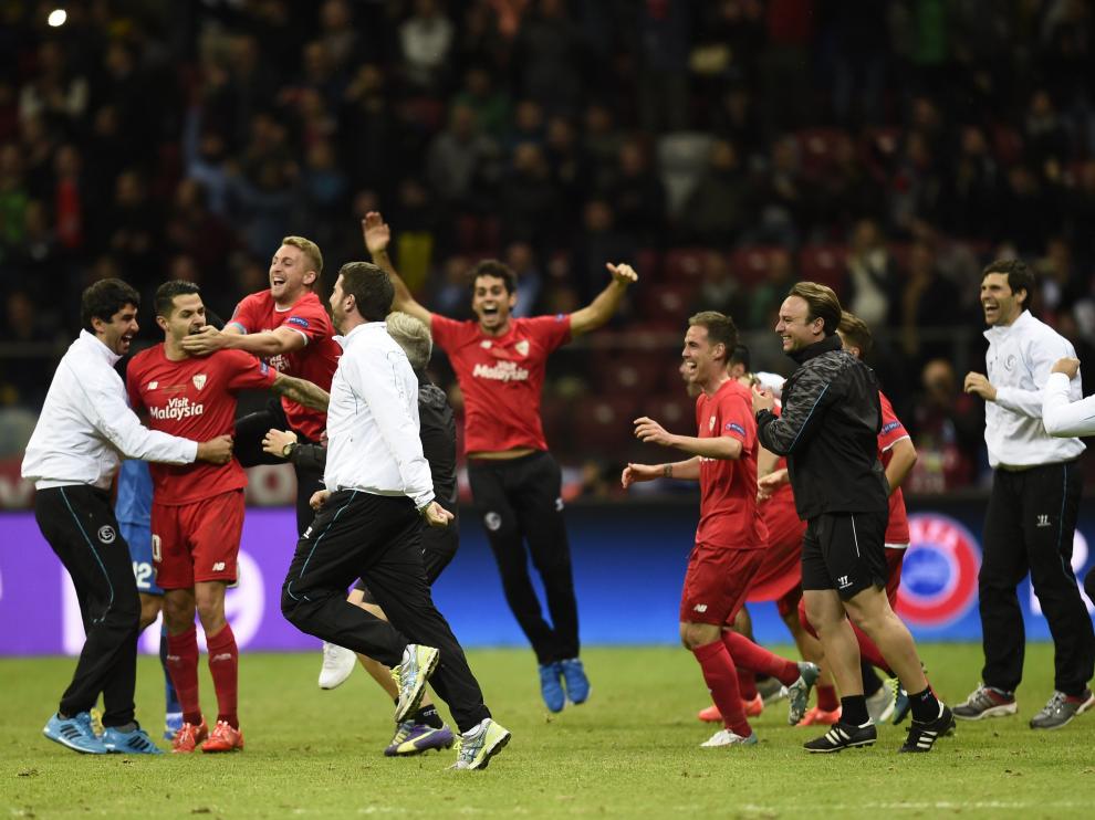 Los jugadores de Sevilla celebran el triunfo