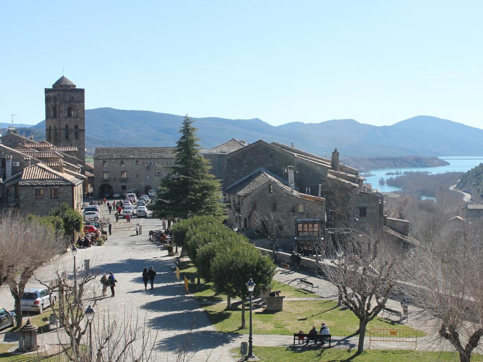 El castillo y la plaza Mayor de Aínsa, entre los emplazamientos en los que grabará la productora.