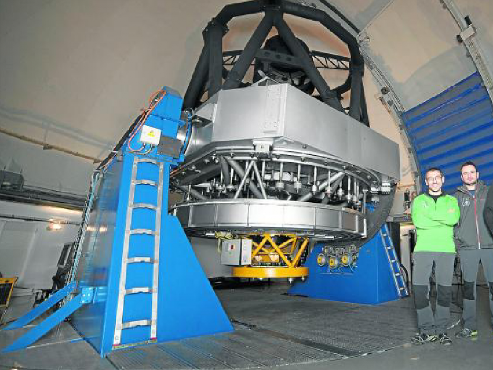Investigadores del Centro de Estudios de Física del Cosmos de Aragón (Cefca), junto al telescopio JST (Javalambre Survey Telescope) o T250.